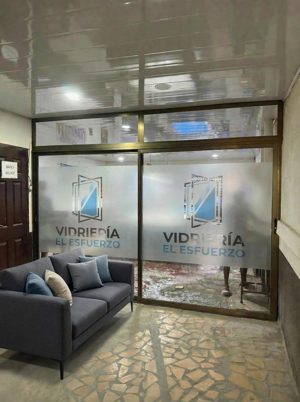 Divisiones y puertas de vidrio